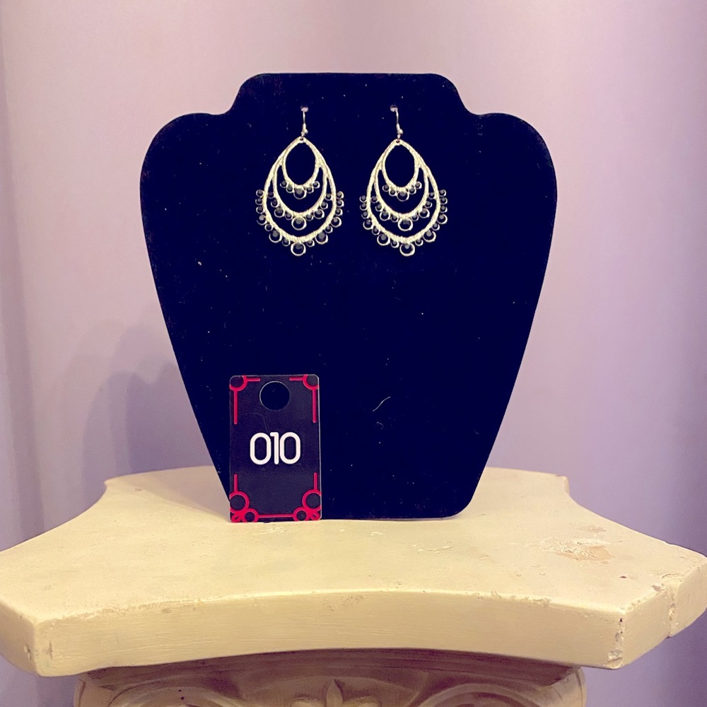 These 3 tier silver and black color earrings scream fun!
